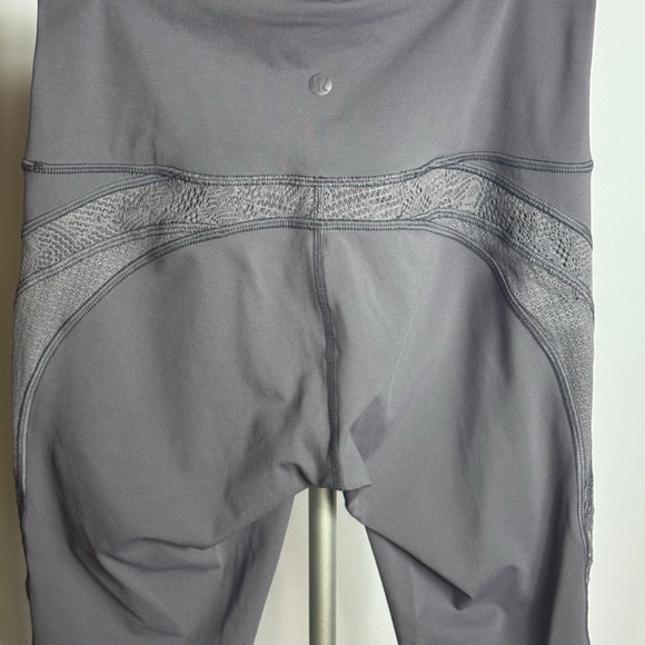 Lululemon Wunder Under Crop 21” Lace Moonwalk Grey High Rise Size 6 - Picture 5 of 6